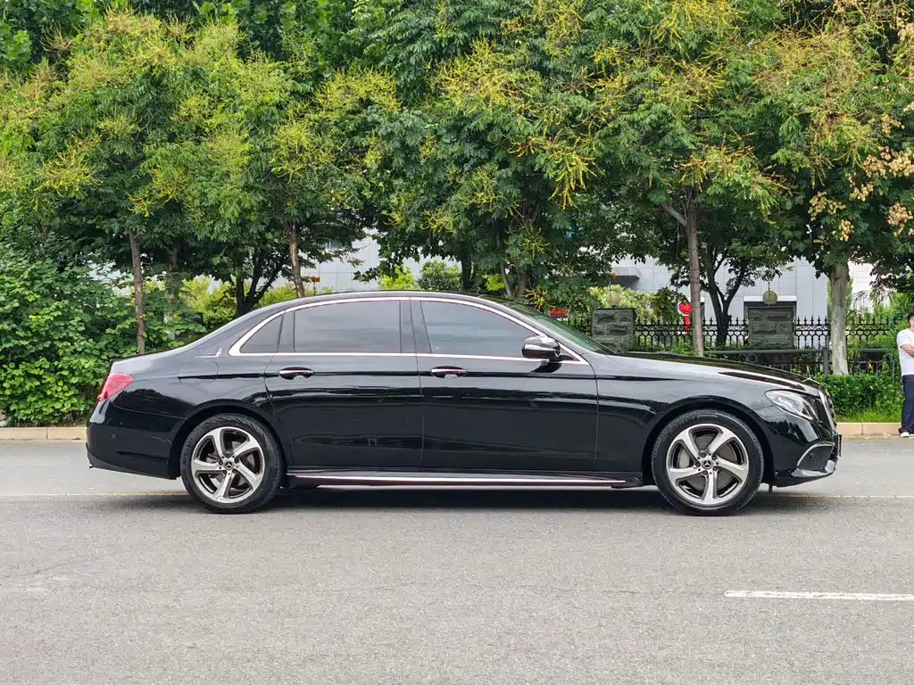 Mercedes-Benz E-Class — миниатюра 11