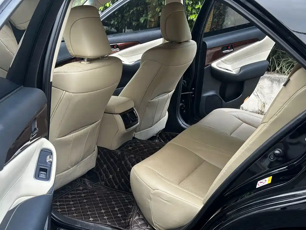 Toyota Crown — миниатюра 8
