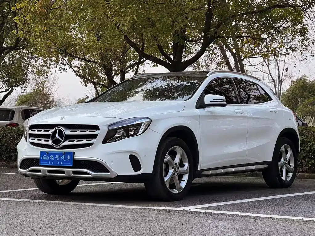 MERCEDES-BENZ GLA