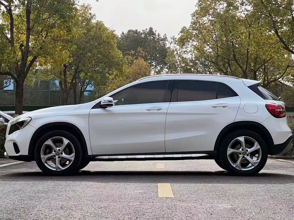 MERCEDES-BENZ GLA