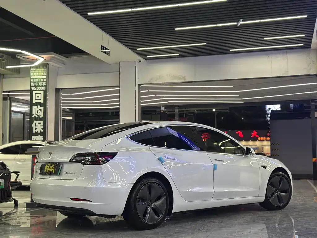 Tesla Model 3 — миниатюра 6