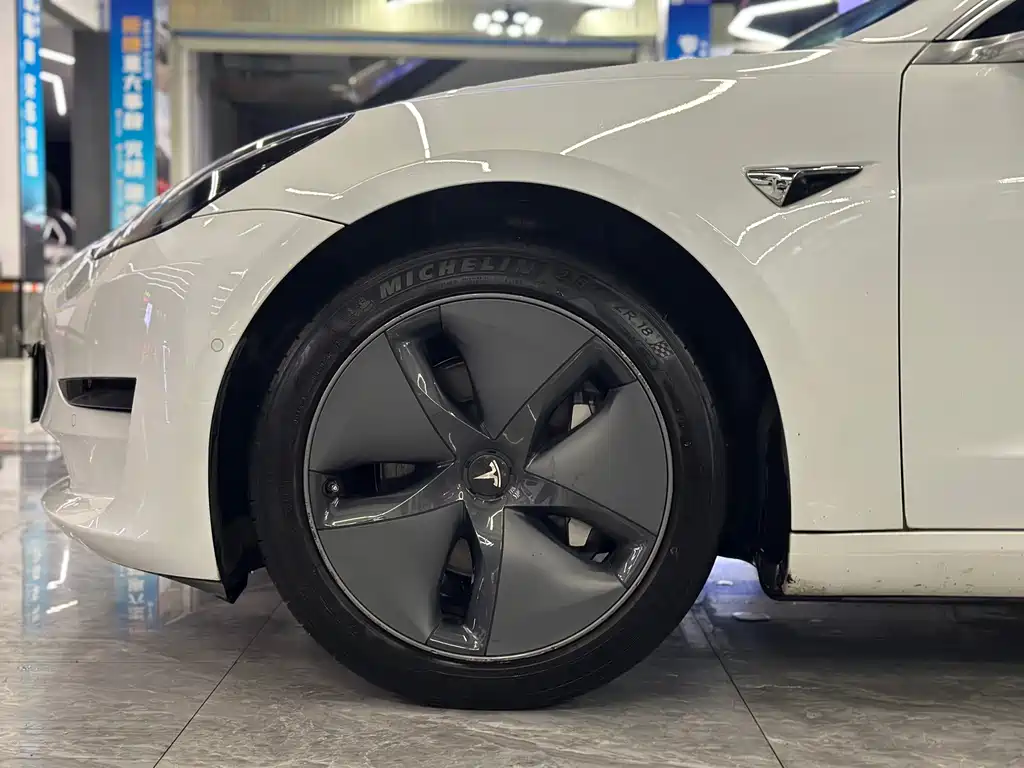 Tesla Model 3 — миниатюра 16