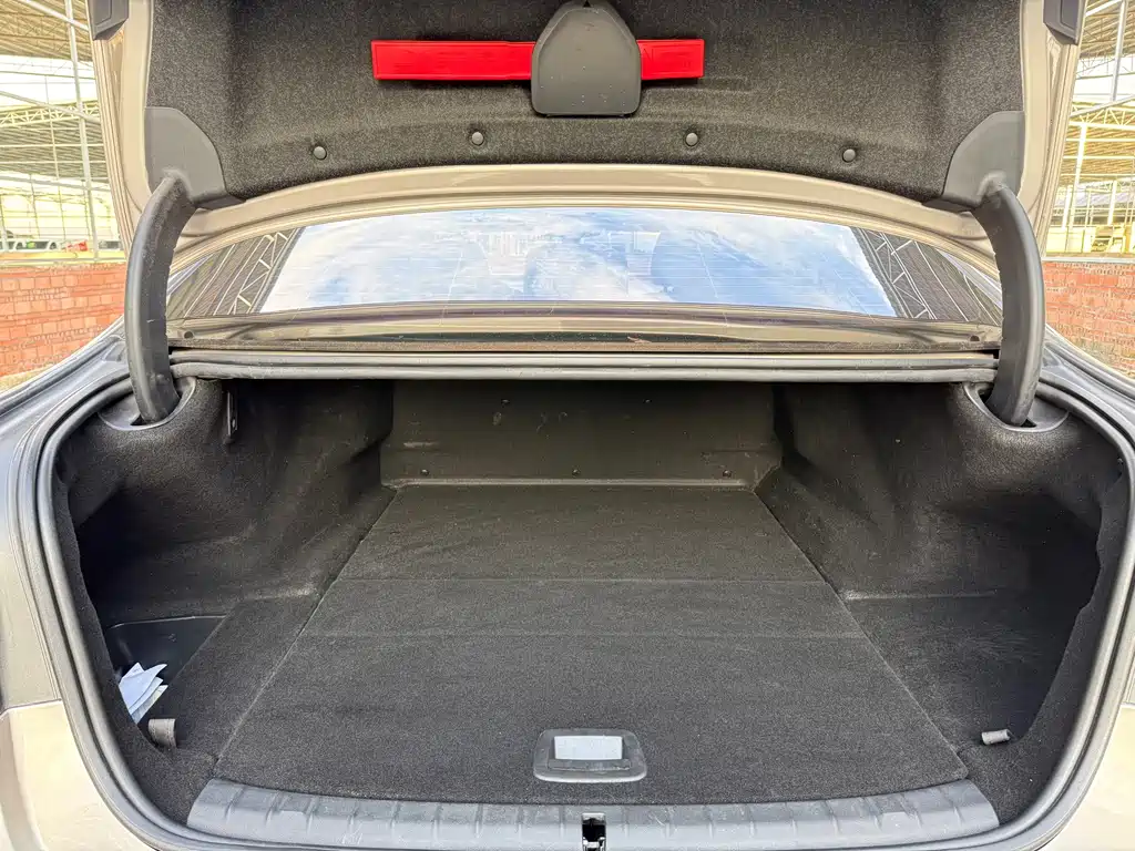 BMW 5 Series New Energy — миниатюра 10