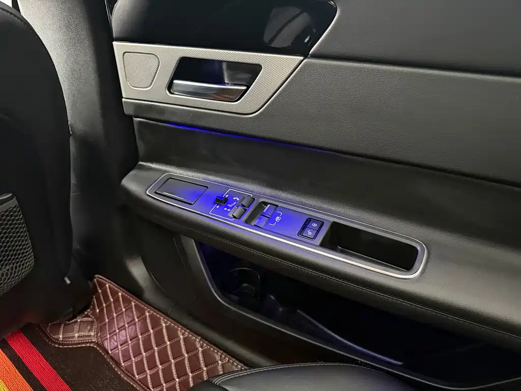 Jaguar XFL — миниатюра 10
