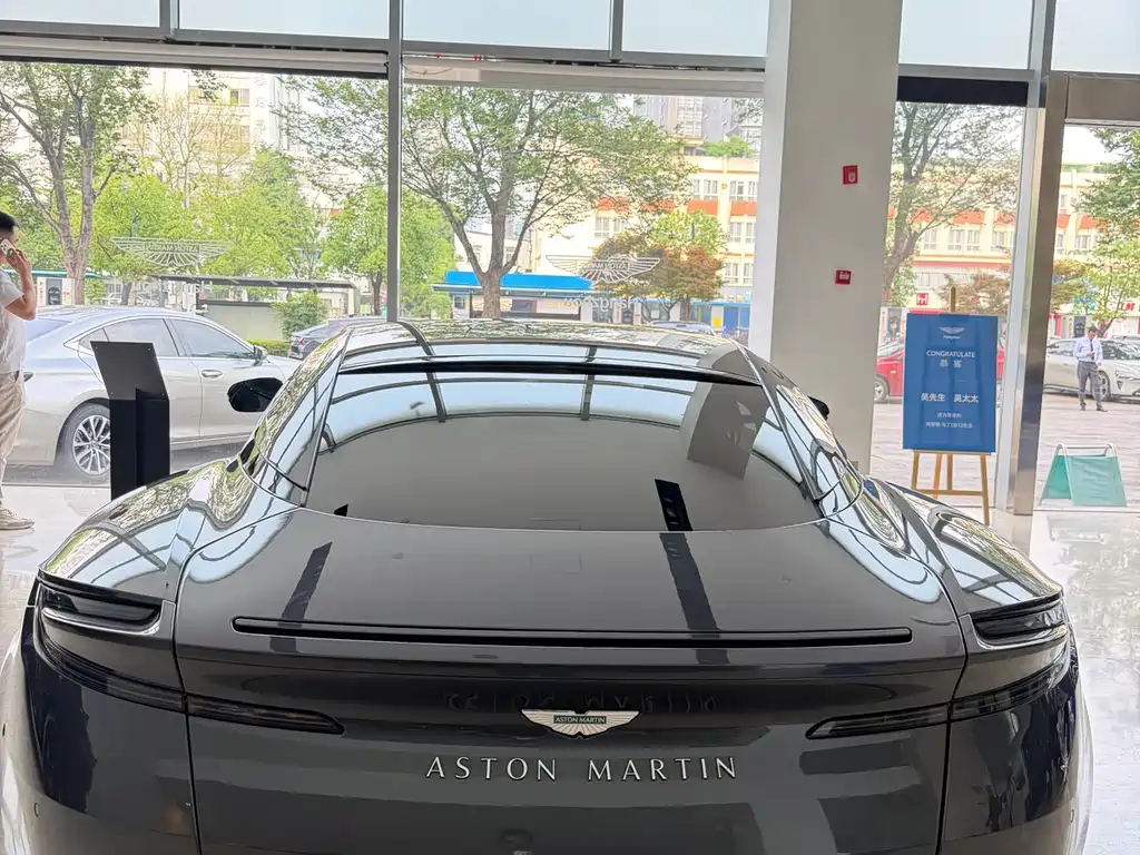 Aston Martin DB12 — миниатюра 2