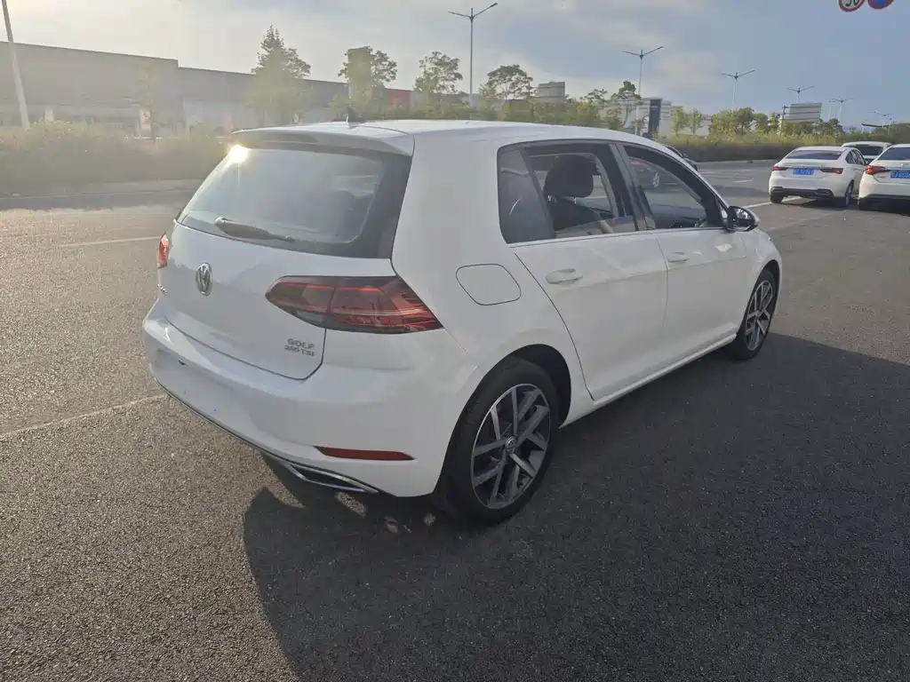 VOLKSWAGEN GOLF
