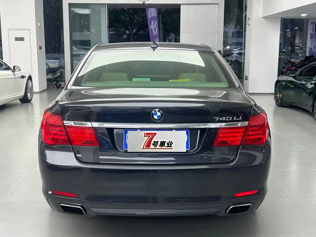 BMW 7 Series — миниатюра 13