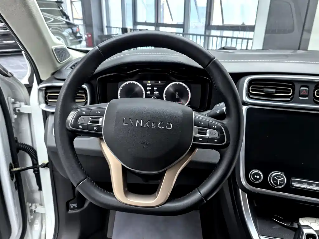 Lynk & Co 01 2017 2.0T Pro