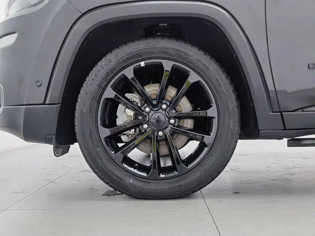 Jeep Grand Commander — миниатюра 17