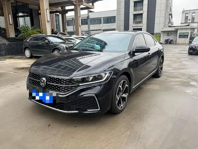 VOLKSWAGEN PASSAT 2023