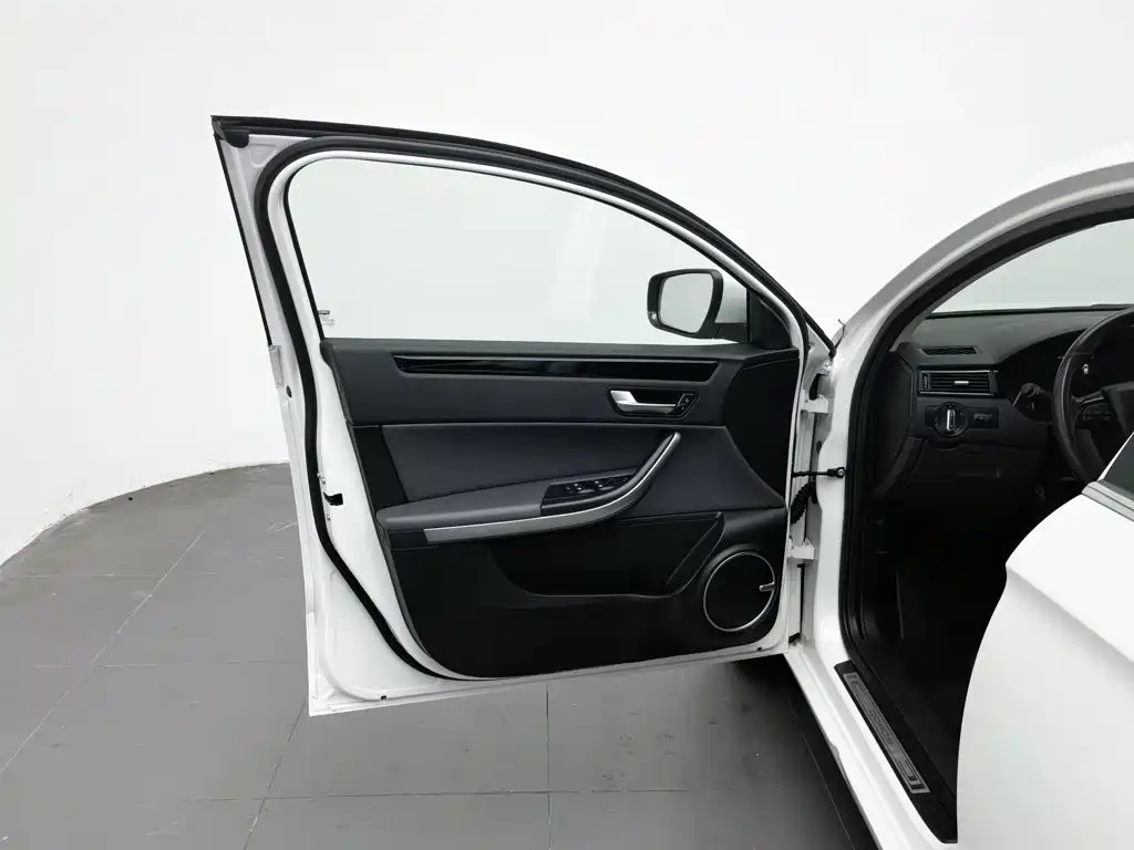 Qoros Qoros 3 — миниатюра 8