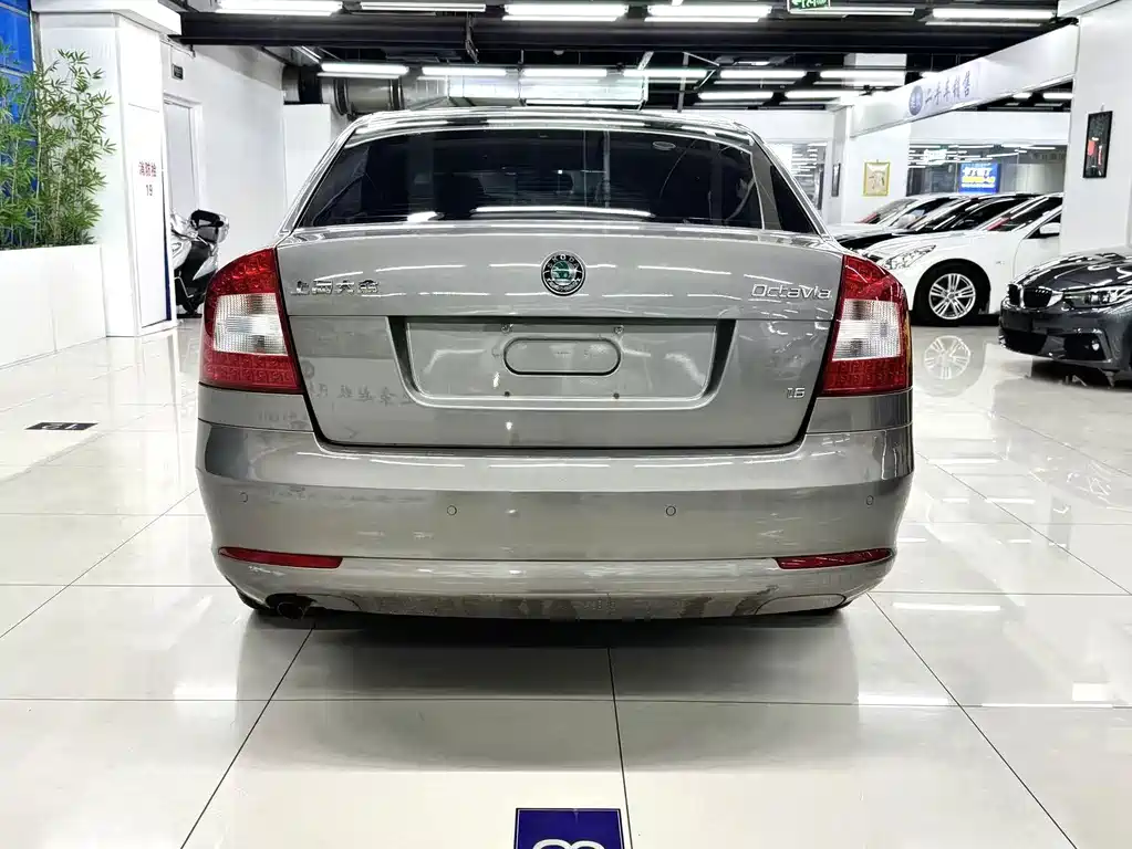 Skoda Octavia 1.6L Auto Comfort Supreme Edition, фото 6