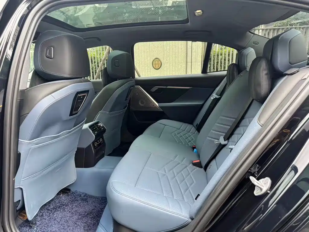 BMW 5 Series — миниатюра 9
