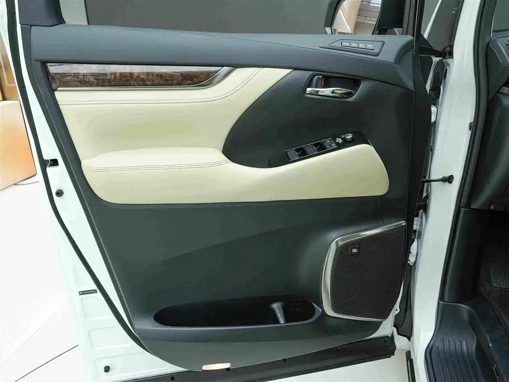 Toyota Alphard — миниатюра 16
