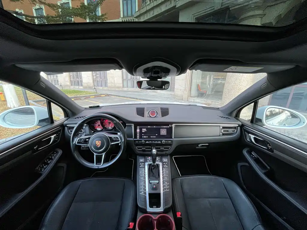 PORSCHE MACAN