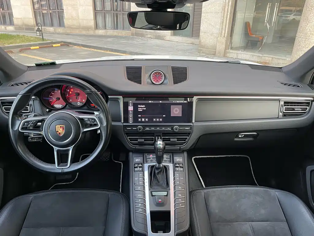 PORSCHE MACAN