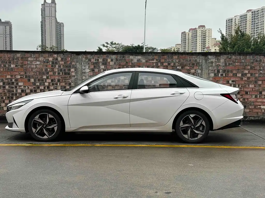 HYUNDAI ELANTRA
