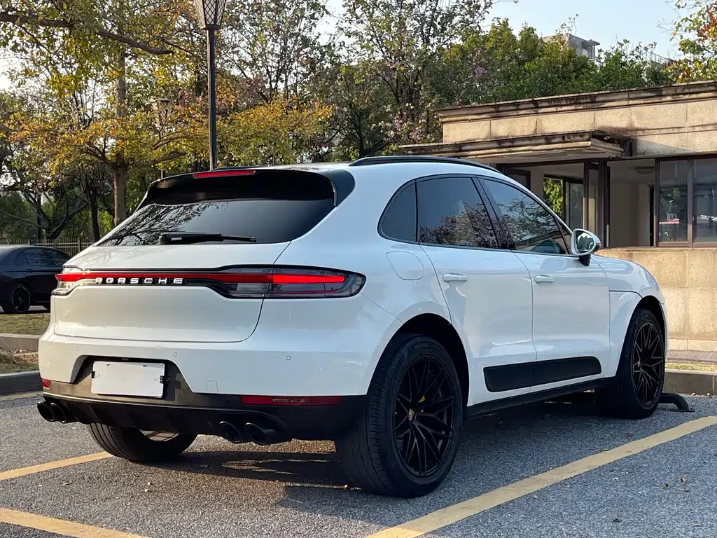 PORSCHE MACAN