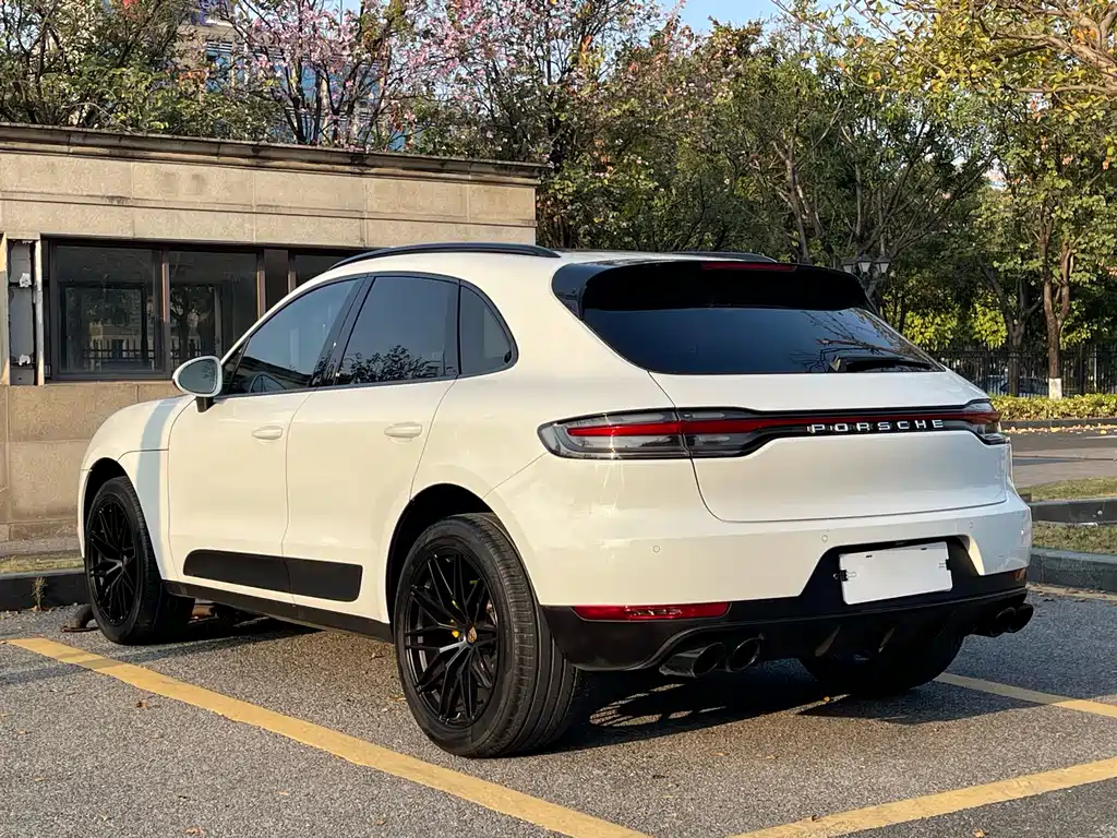 PORSCHE MACAN