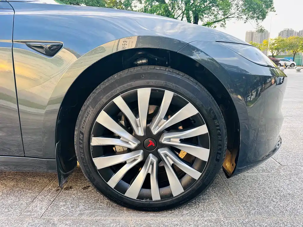 Tesla Model 3 — миниатюра 10