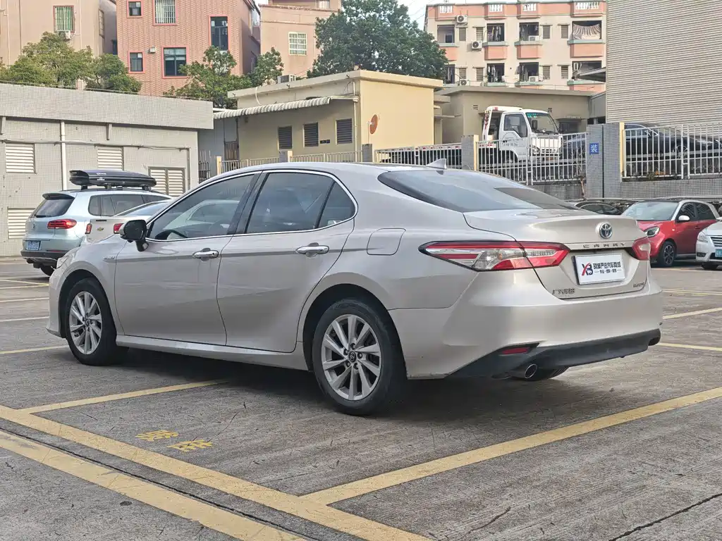 Toyota Camry — миниатюра 5