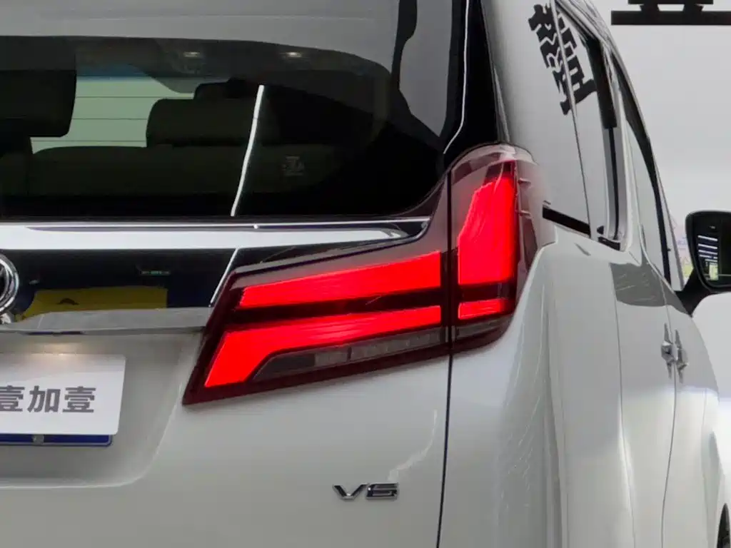 Toyota Alphard — миниатюра 6