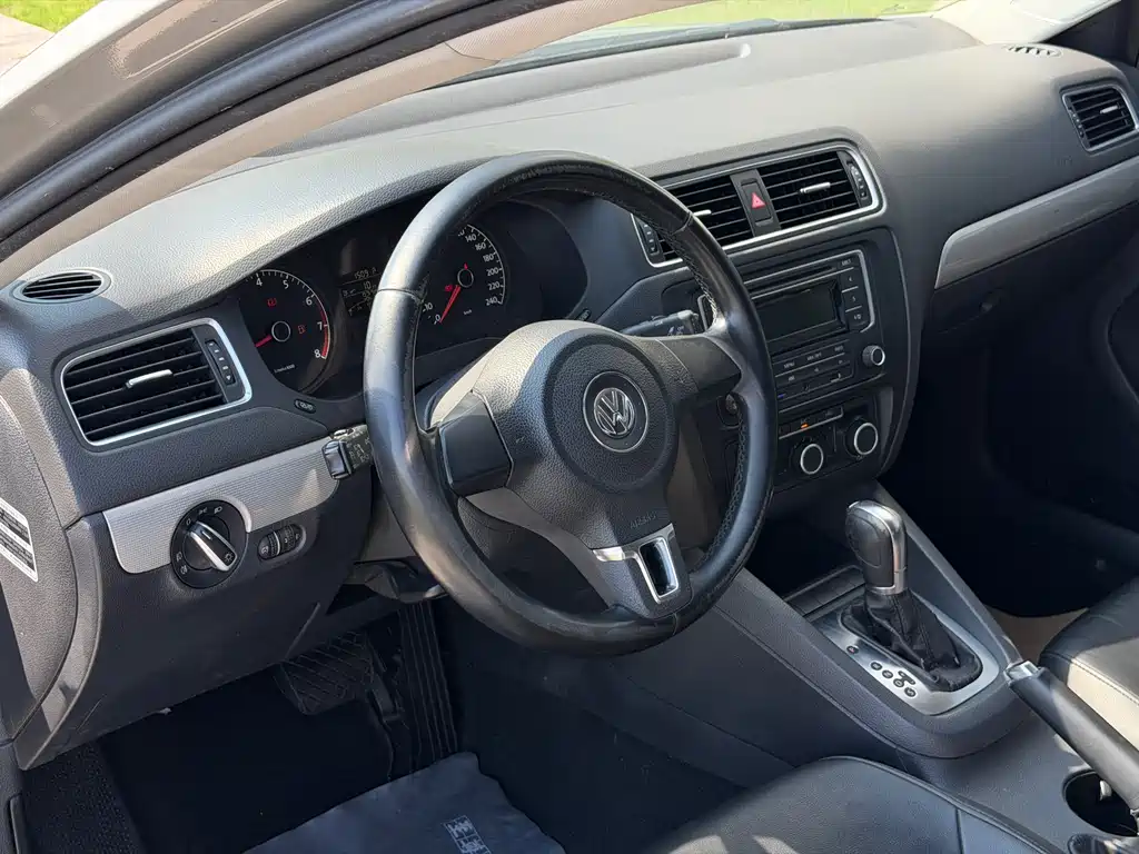 Volkswagen Sagitar 2015 1.6L AT Comfort