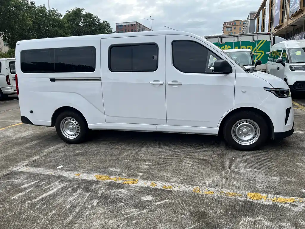 Wuling Yangguang — миниатюра 7