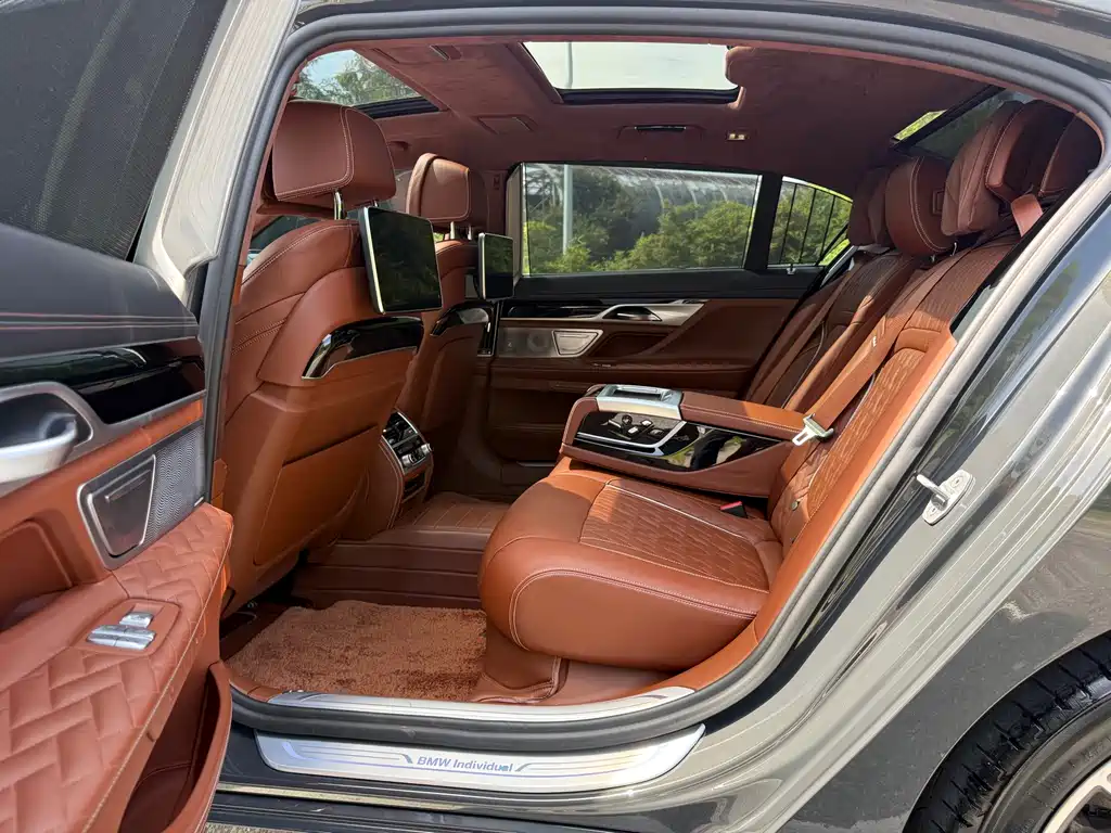 BMW 7 Series — миниатюра 6