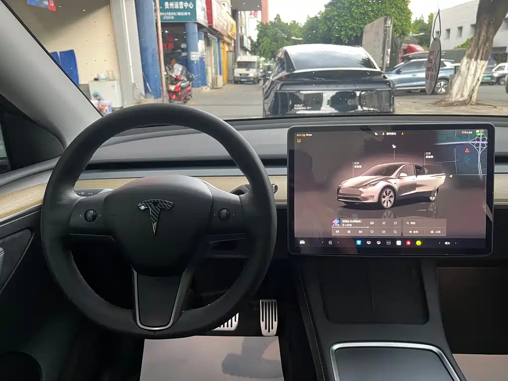 Tesla Model Y — миниатюра 12
