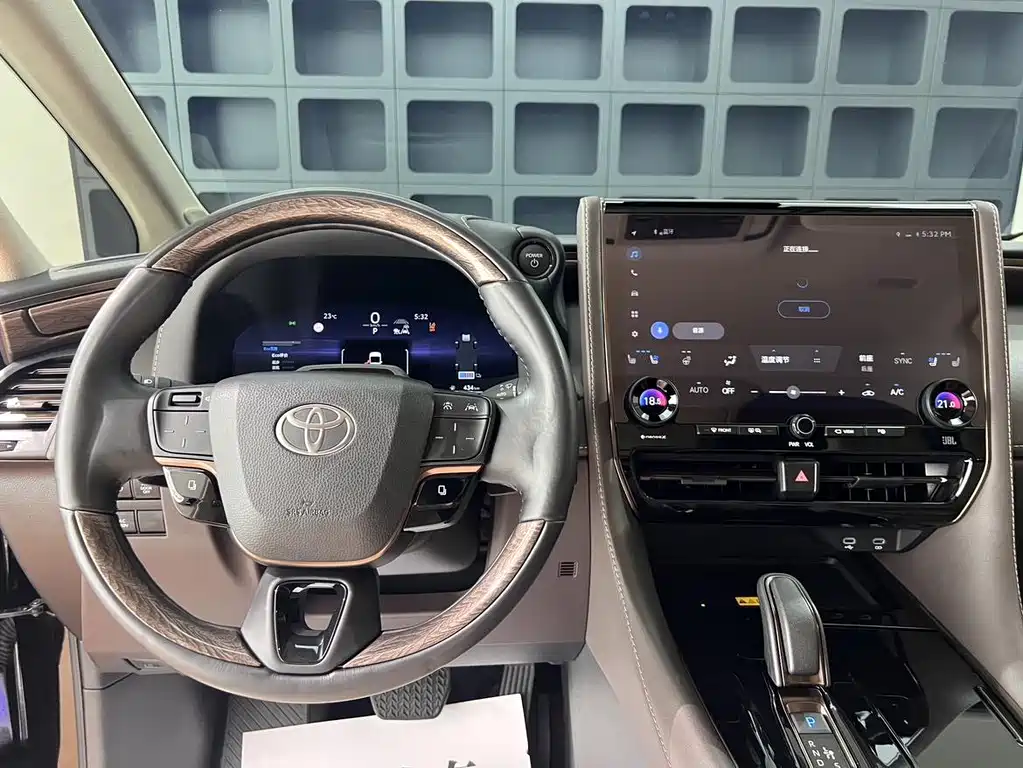 Toyota Alphard — миниатюра 27