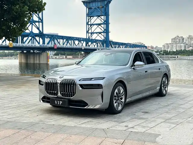 BMW i7