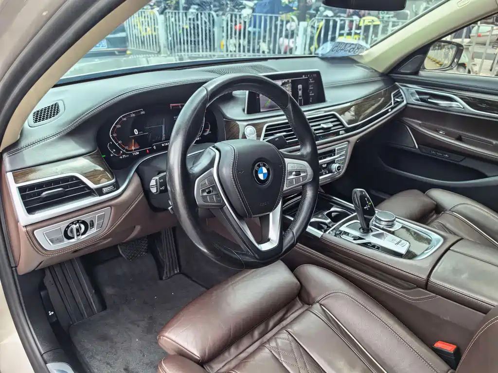 BMW 7 Series — миниатюра 8