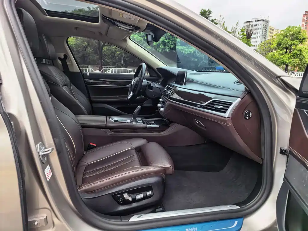 BMW 7 Series — миниатюра 12