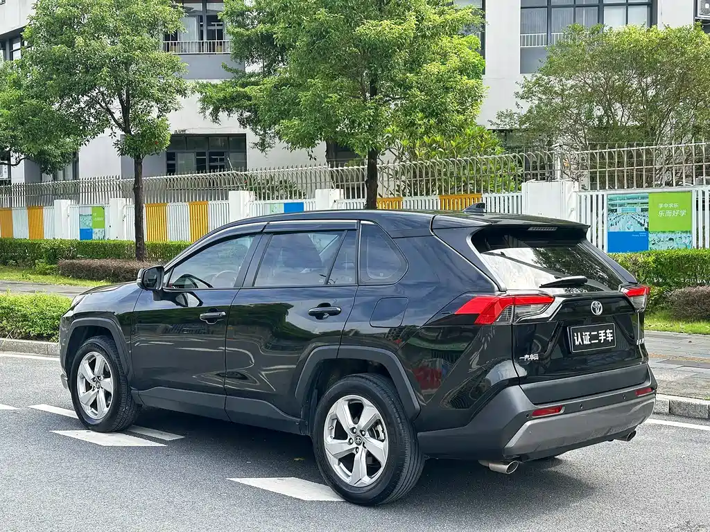 Toyota RAV4 — миниатюра 8