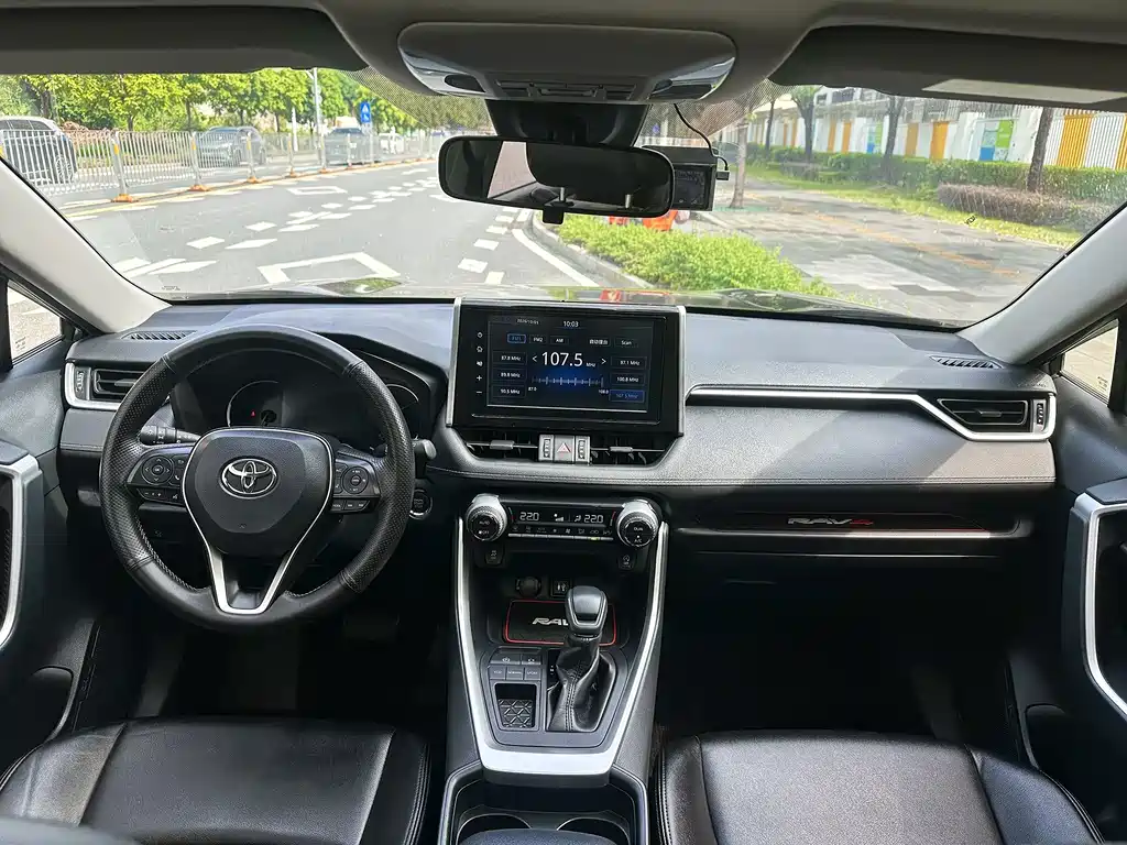 Toyota RAV4 — миниатюра 17