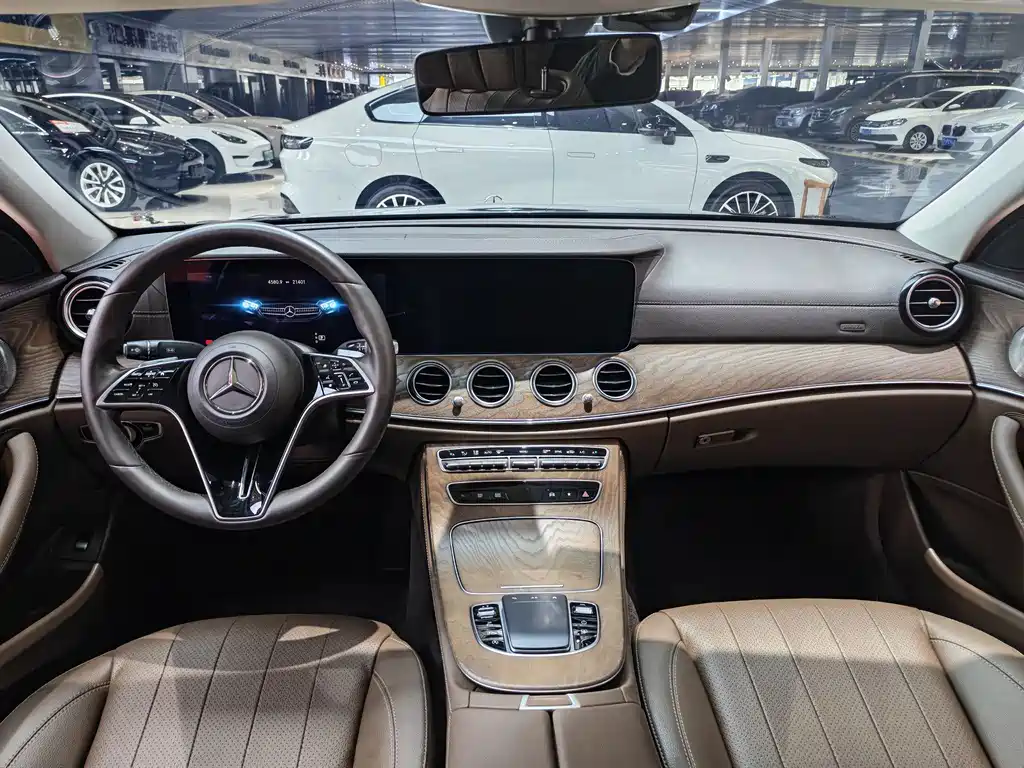 Mercedes-Benz E-Class — миниатюра 9