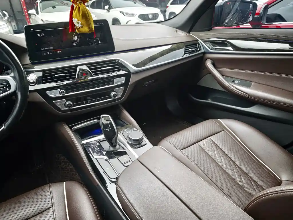 BMW 5 Series — миниатюра 7