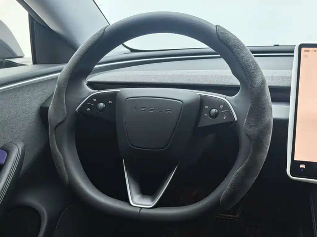 Tesla Model 3 — миниатюра 7