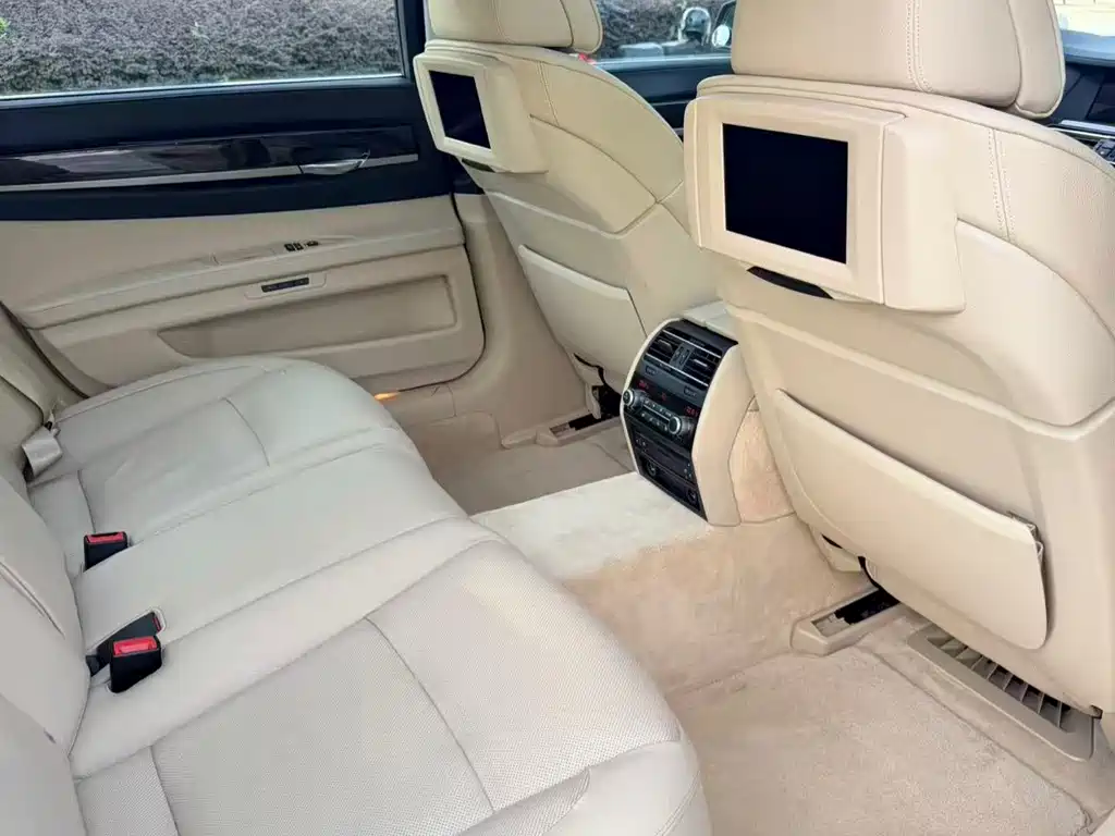 BMW 7 Series — миниатюра 8