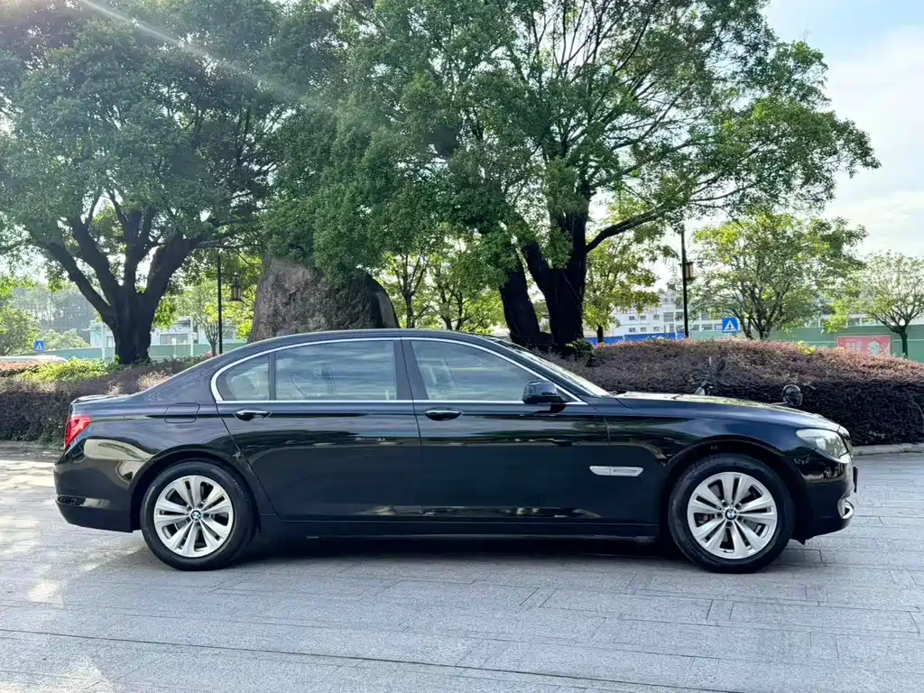 BMW 7 Series — миниатюра 4
