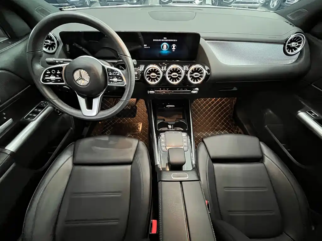 MERCEDES-BENZ GLA