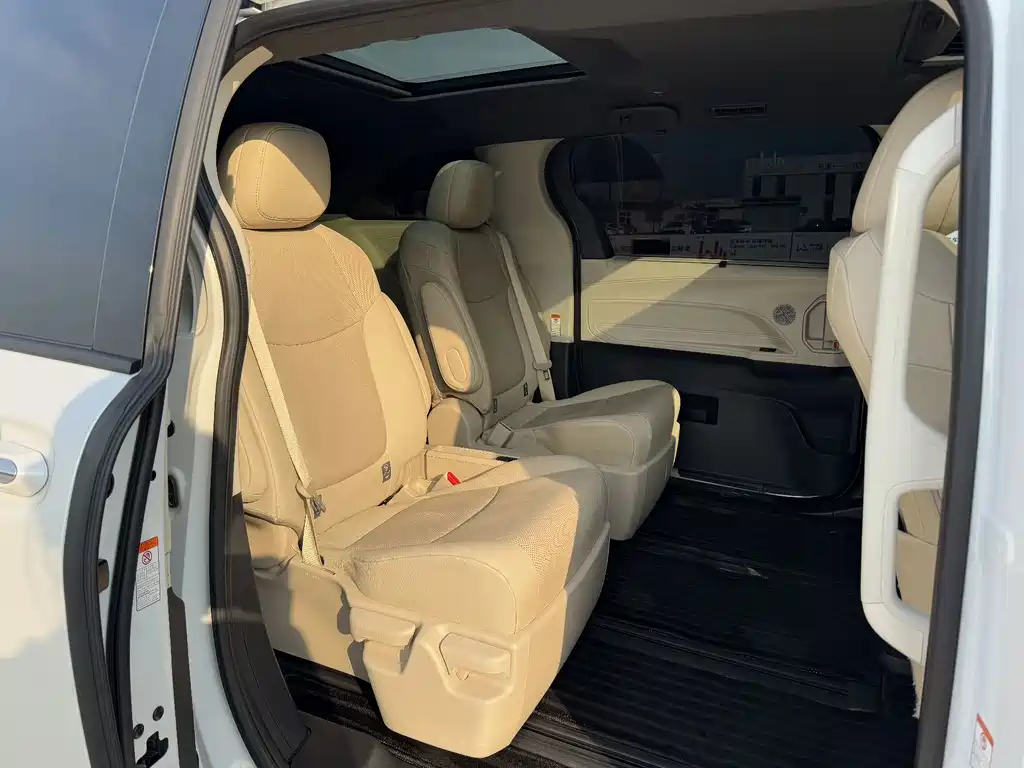 Toyota Granvia — миниатюра 12