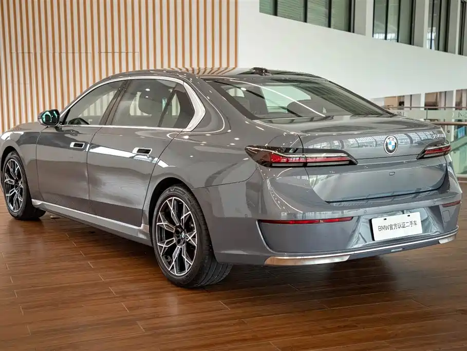 BMW 7 Series — миниатюра 8