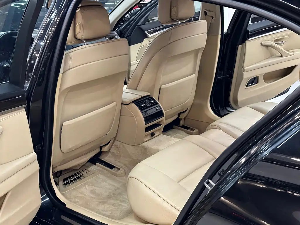 BMW 5 Series — миниатюра 8
