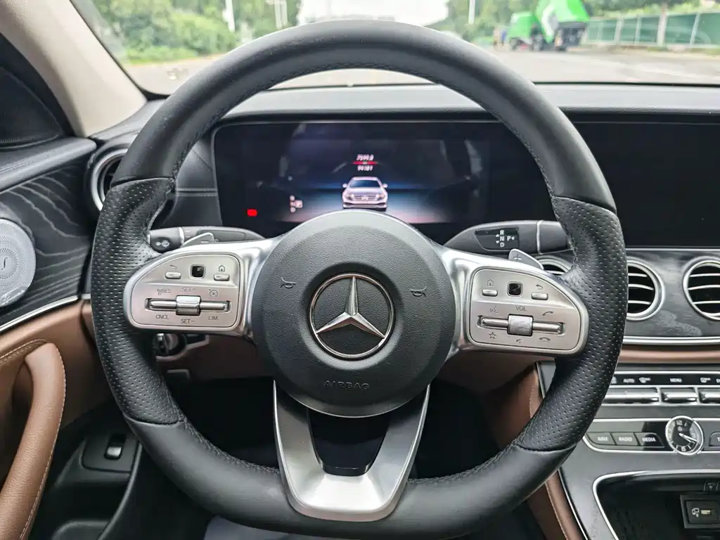 Mercedes-Benz E-Class — миниатюра 15