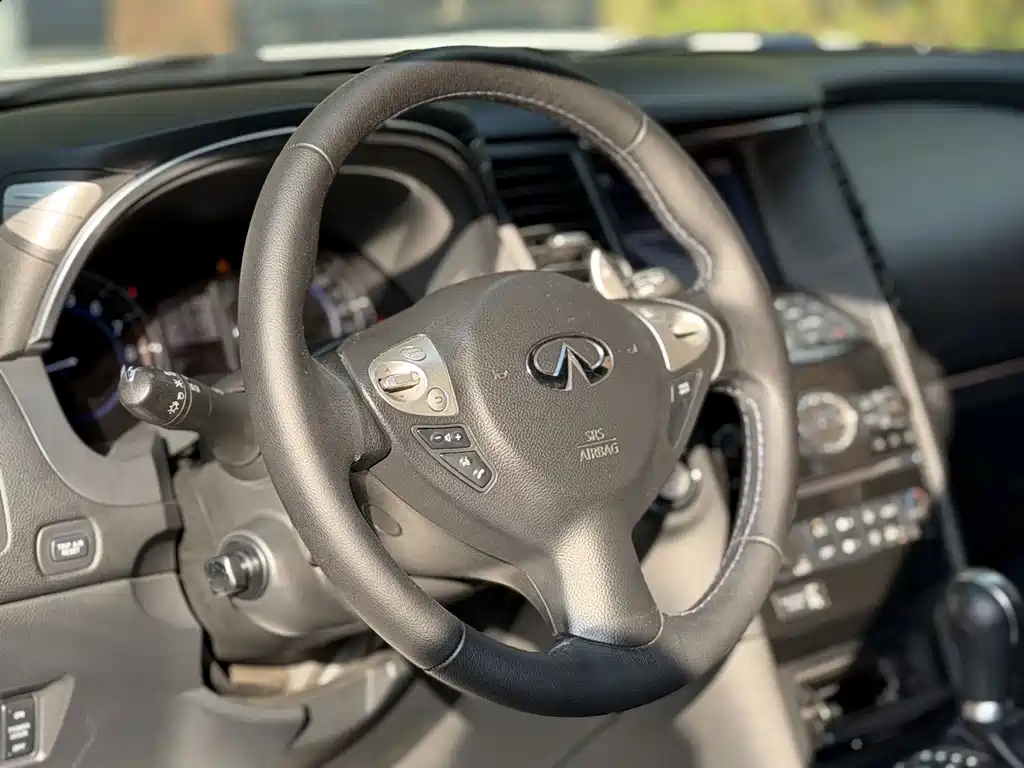 Infiniti QX70 — миниатюра 4