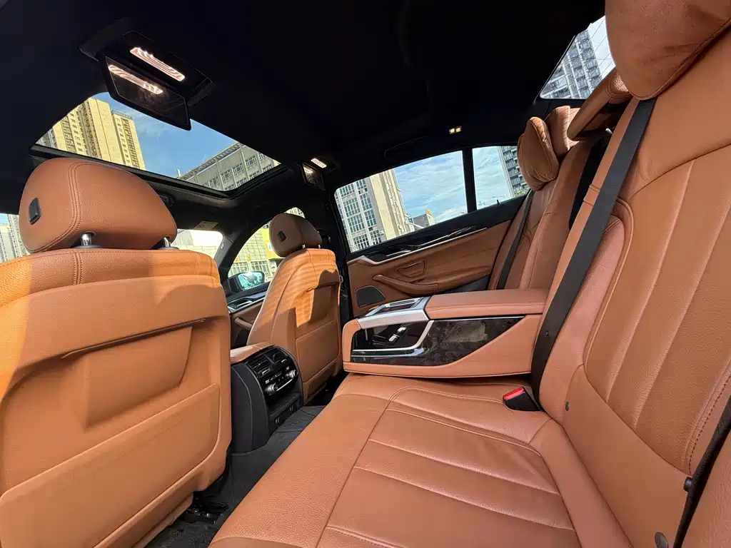 BMW 5 Series — миниатюра 9
