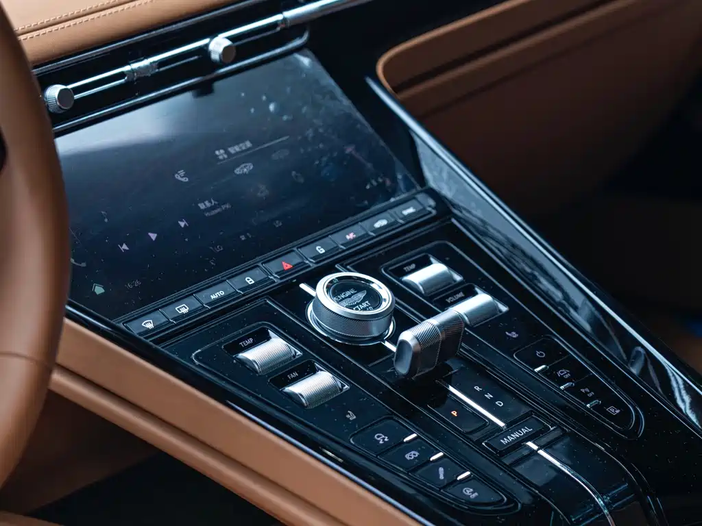 Aston Martin DB12 — миниатюра 15