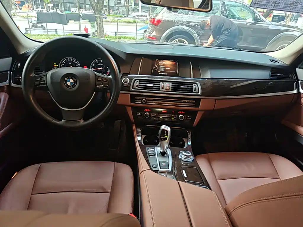 BMW 5 Series — миниатюра 10
